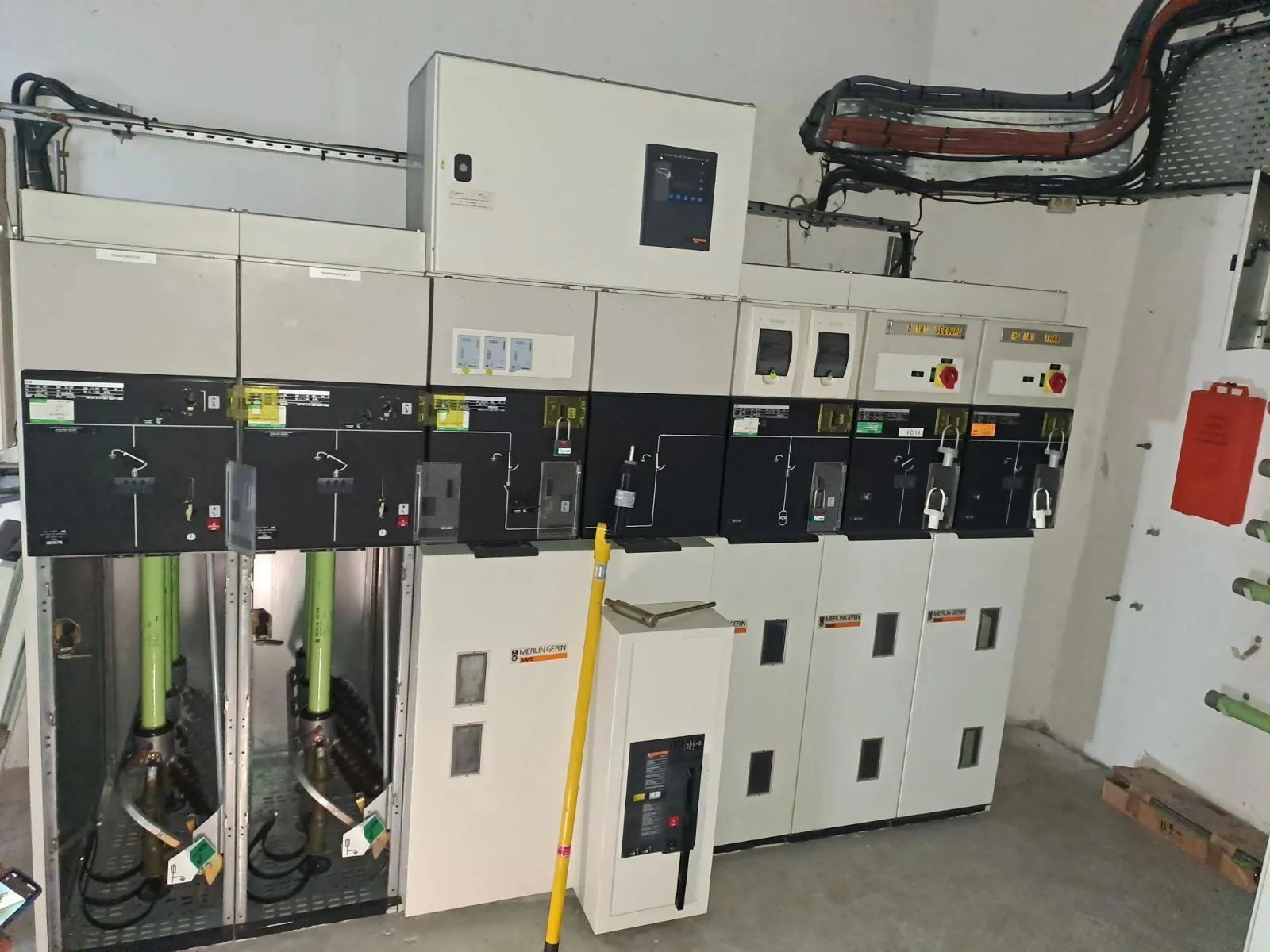 Tableau avec fusibles HT et disjoncteurs BT