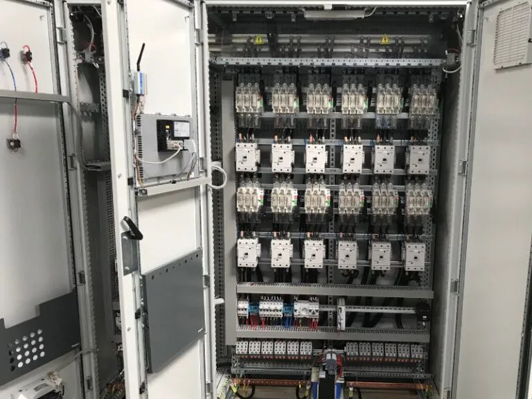 Armoire électrique industrielle ouverte montrant les composants internes