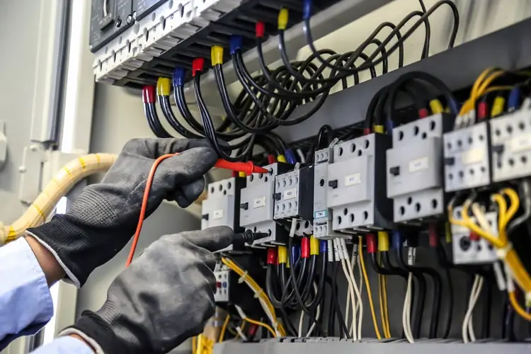 Contacteur électrique triphasé monté sur rail DIN