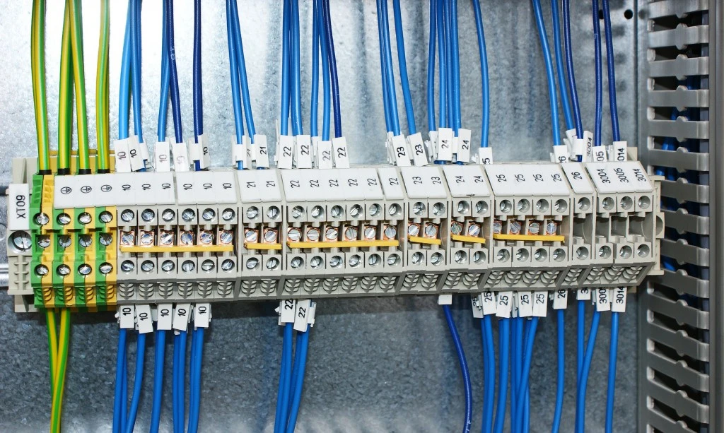 Gros plan sur des connexions électriques dans une armoire