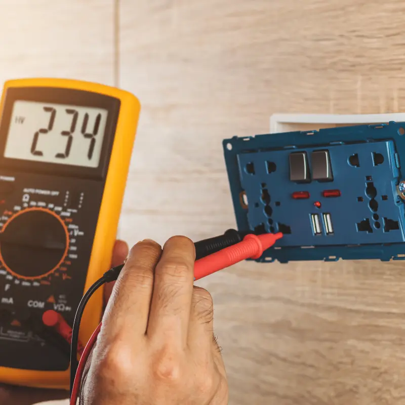 Mesure de la chute de tension avec un multimètre sur une installation électrique