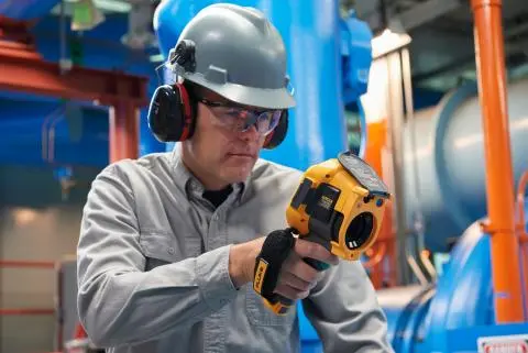 Inspection visuelle d'un moteur triphasé avec traces de surchauffe visibles