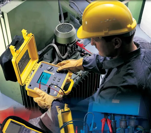 Test d'isolement avec mégohmmètre sur moteur triphasé industriel