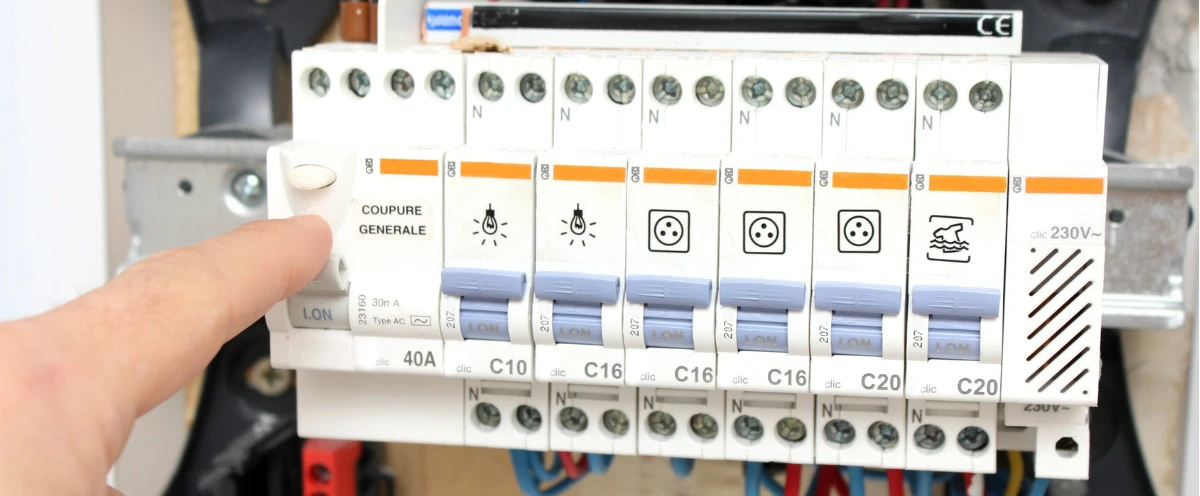 Tableau électrique moderne avec disjoncteurs différentiels