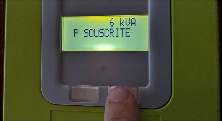 Compteur électrique moderne affichant la puissance souscrite