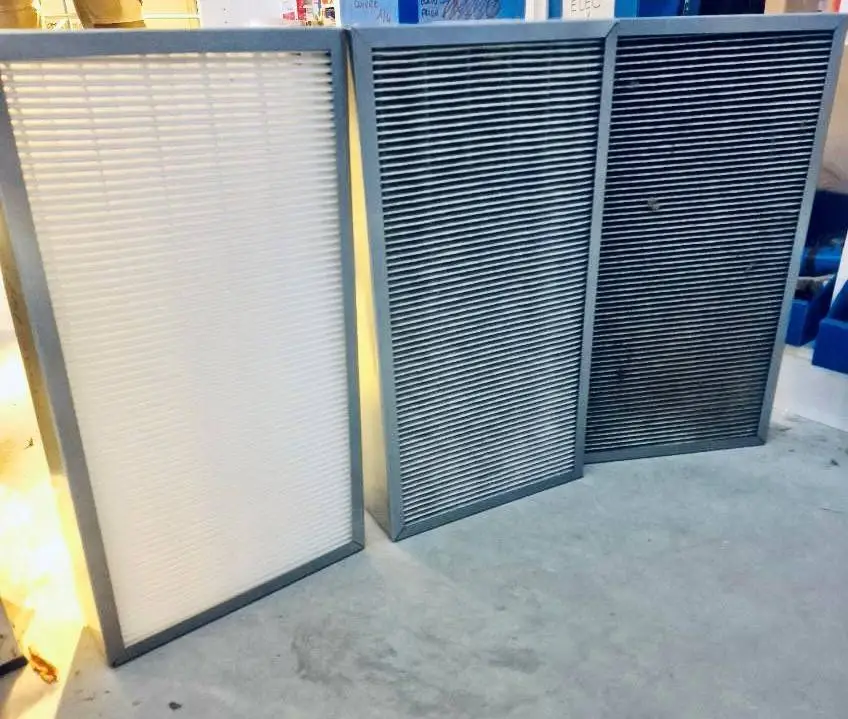 Photo de filtres VMC encrassés à côté de filtres neufs.