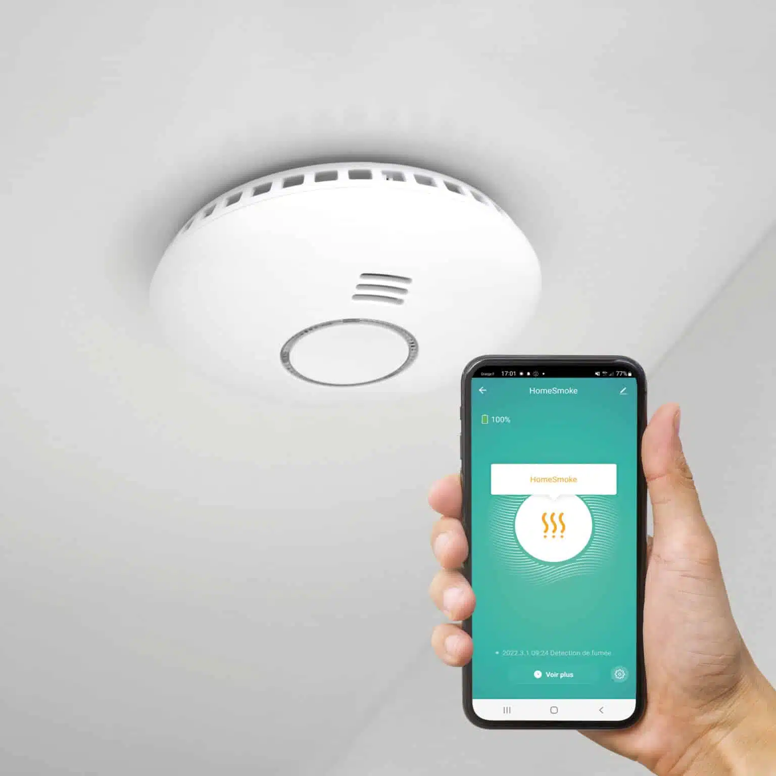 Détecteur de fumée connecté installé au plafond avec notification smartphone
