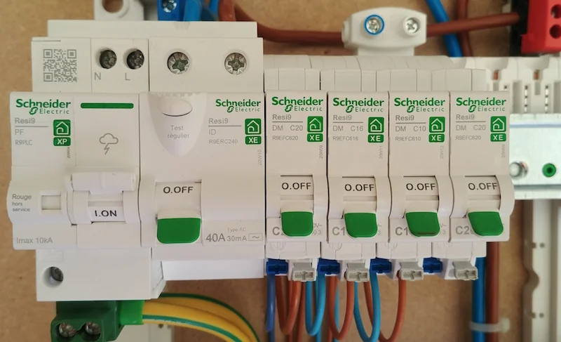 tableau électrique domestique avec parafoudre modulaire visible