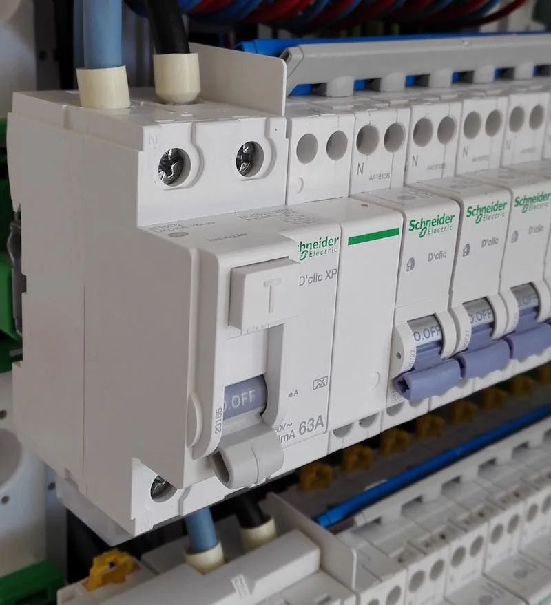 gros plan interrupteur différentiel 30ma sur rail din avec bouton test T