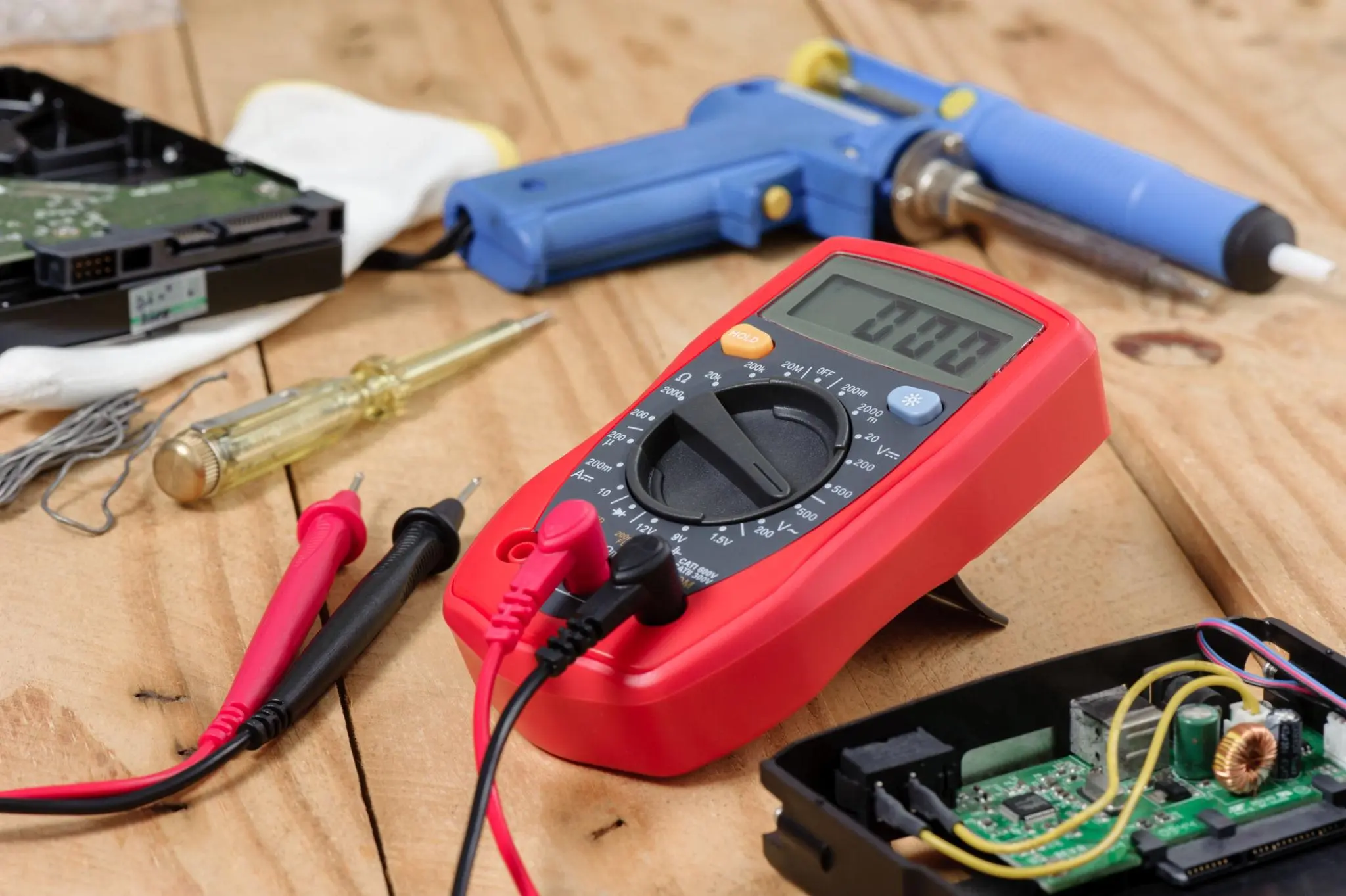 Multimètre numérique avec sondes rouge et noire pour débuter en électricité
